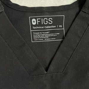 FIGS two side pocket scrub black top
